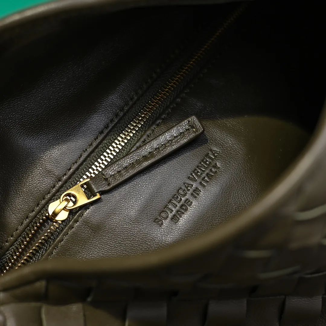 Batch 1860 #Bv new small HOP bag, the bag body and handles are made of a whole piece of woven leather. The bag body is soft and lazy. Hop symbolizes the praise of innovation and eternal craftsmanship [love]. The pyramid silhouette combines practicality and fashion. It is modern and casual. The double-sided closure design of the bag mouth is more convenient and safe! The cowhide texture also makes the bag more wear-resistant and durable. A must-have for fashionable ladies who like minimalism yet comfortable and casual! Size: 41x20.5x7.5, Model: 3966#